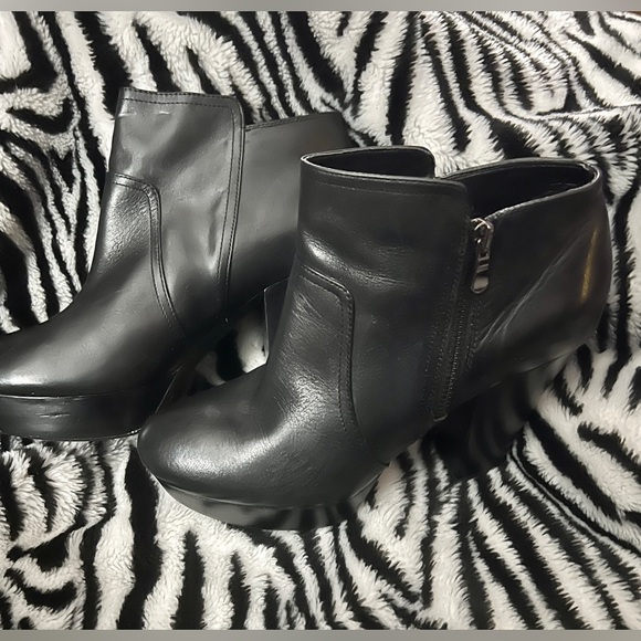 Gianni Bini Black Leather Platform Booties - Picture 8 of 9